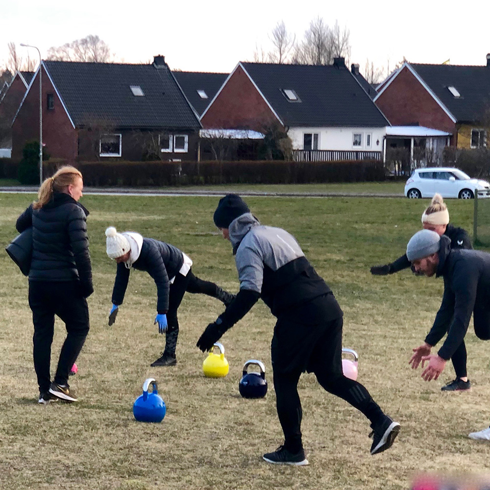 Personer som tränar utomhus på hösten